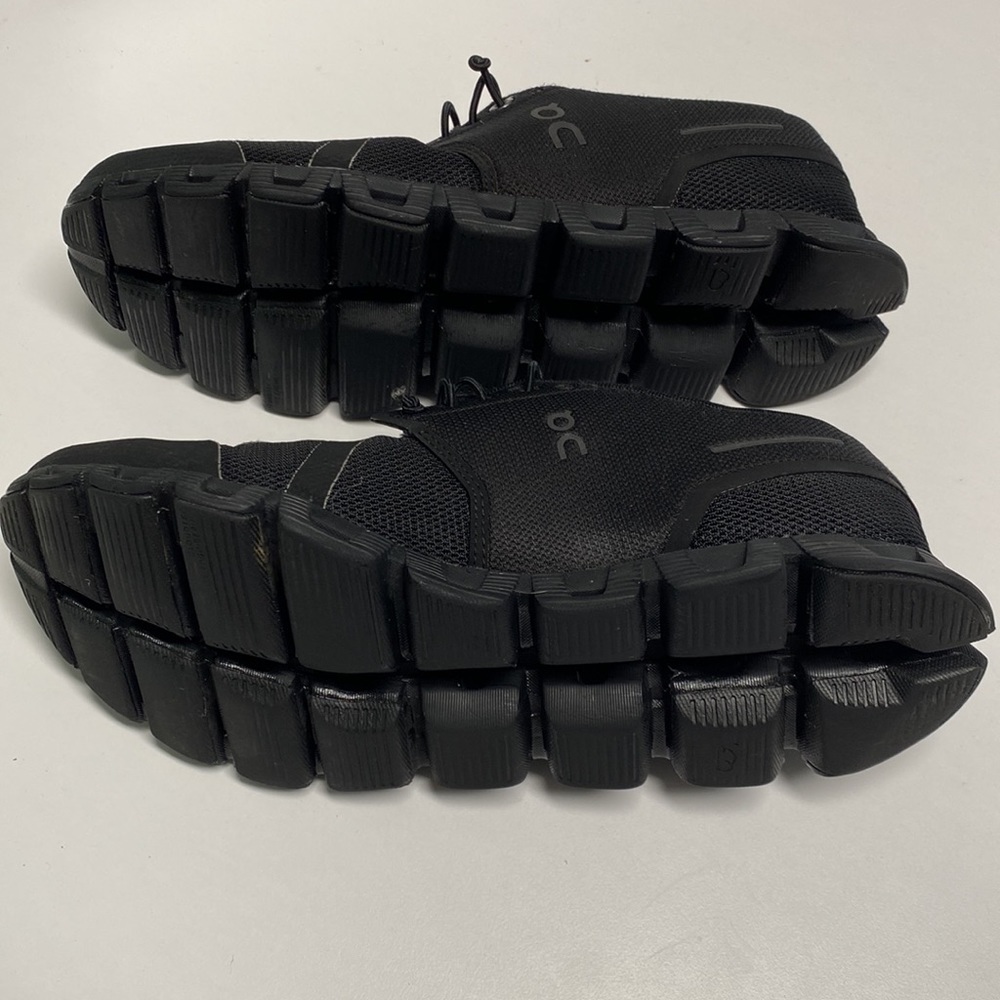 Size 10 ON Cloud athletic shoes in Black in great condition On Running